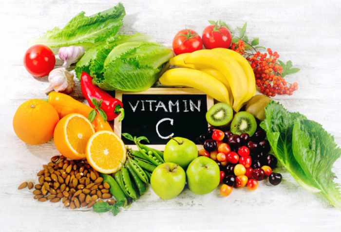 Vitamine C zit in onder andere kiwi's en citrusvruchten.